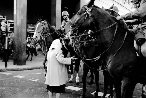 madre de plaza de mayo discutiendo con policia